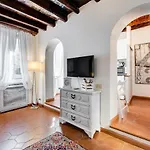 White Coronari Apartment