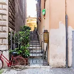 White Coronari Apartment