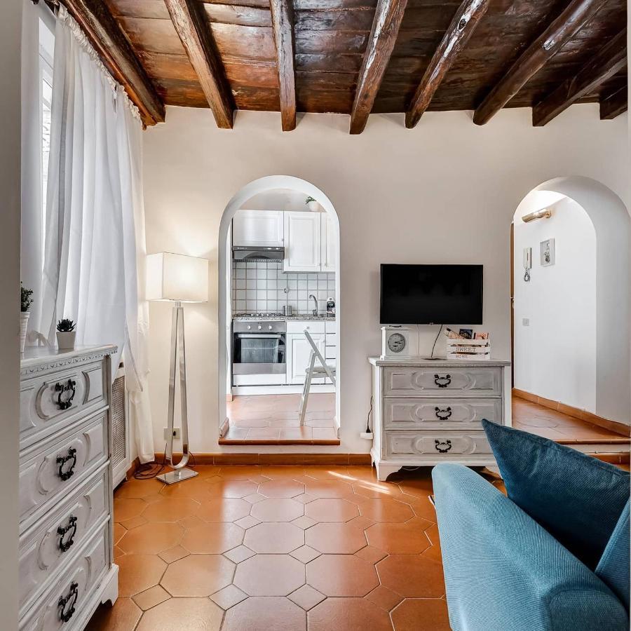 White Coronari Apartment Rome