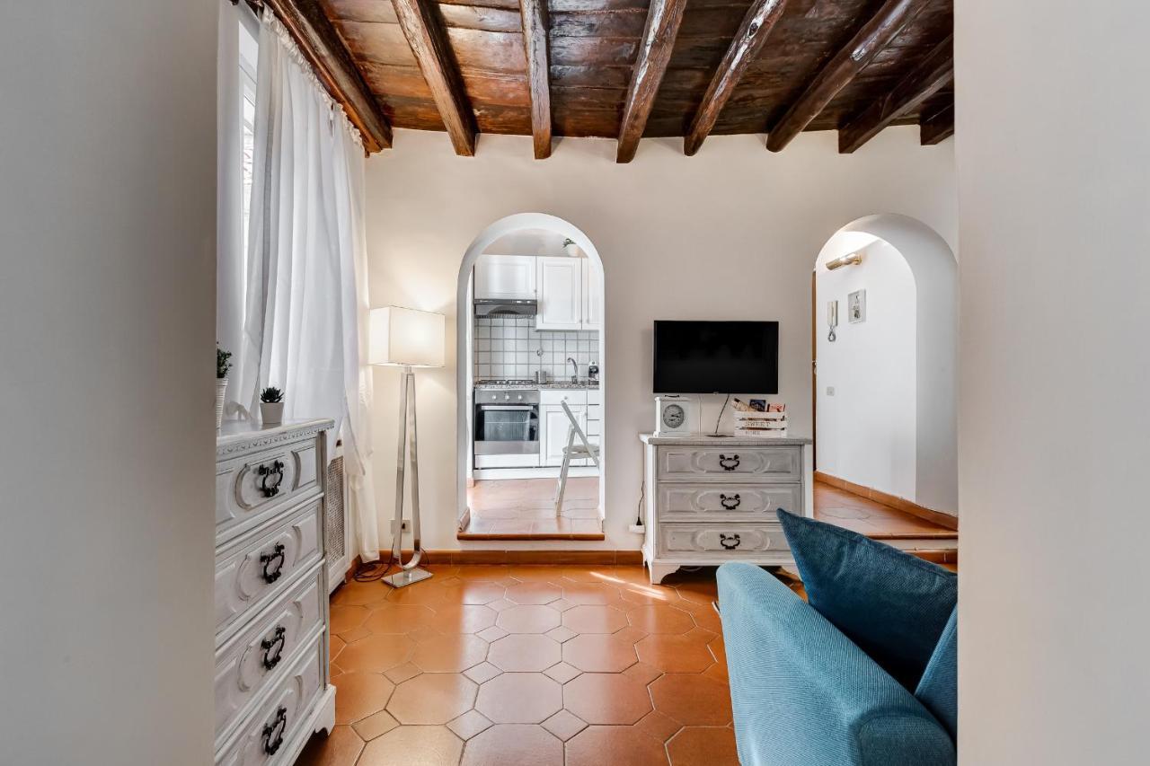 White Coronari Apartment Rome