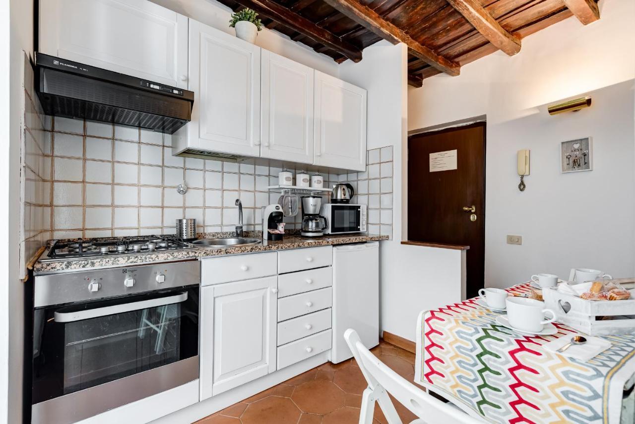 White Coronari Apartment *