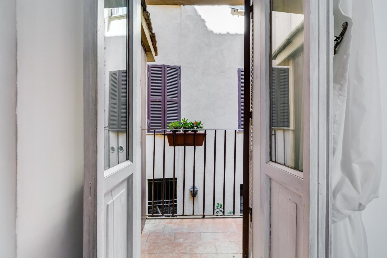 White Coronari Apartment
