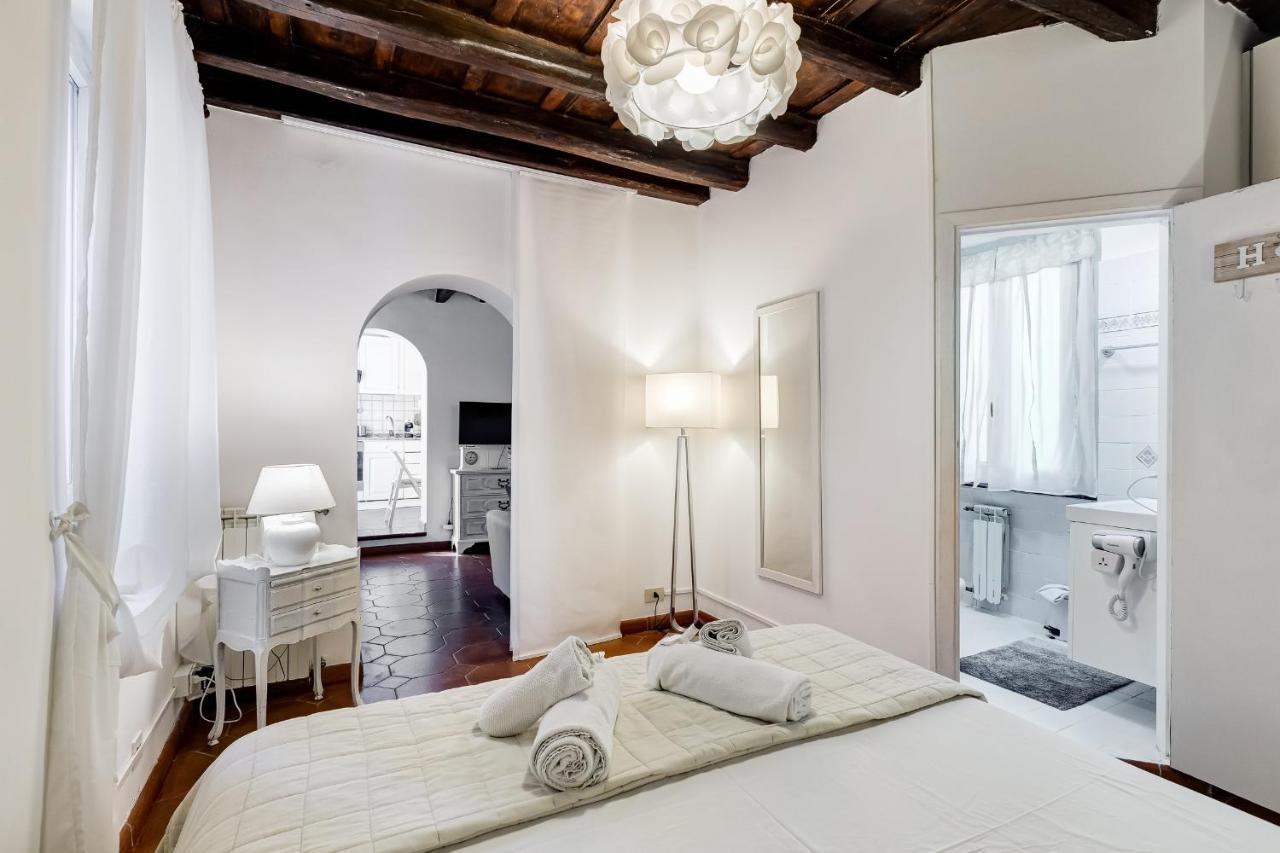 White Coronari Apartment Rome