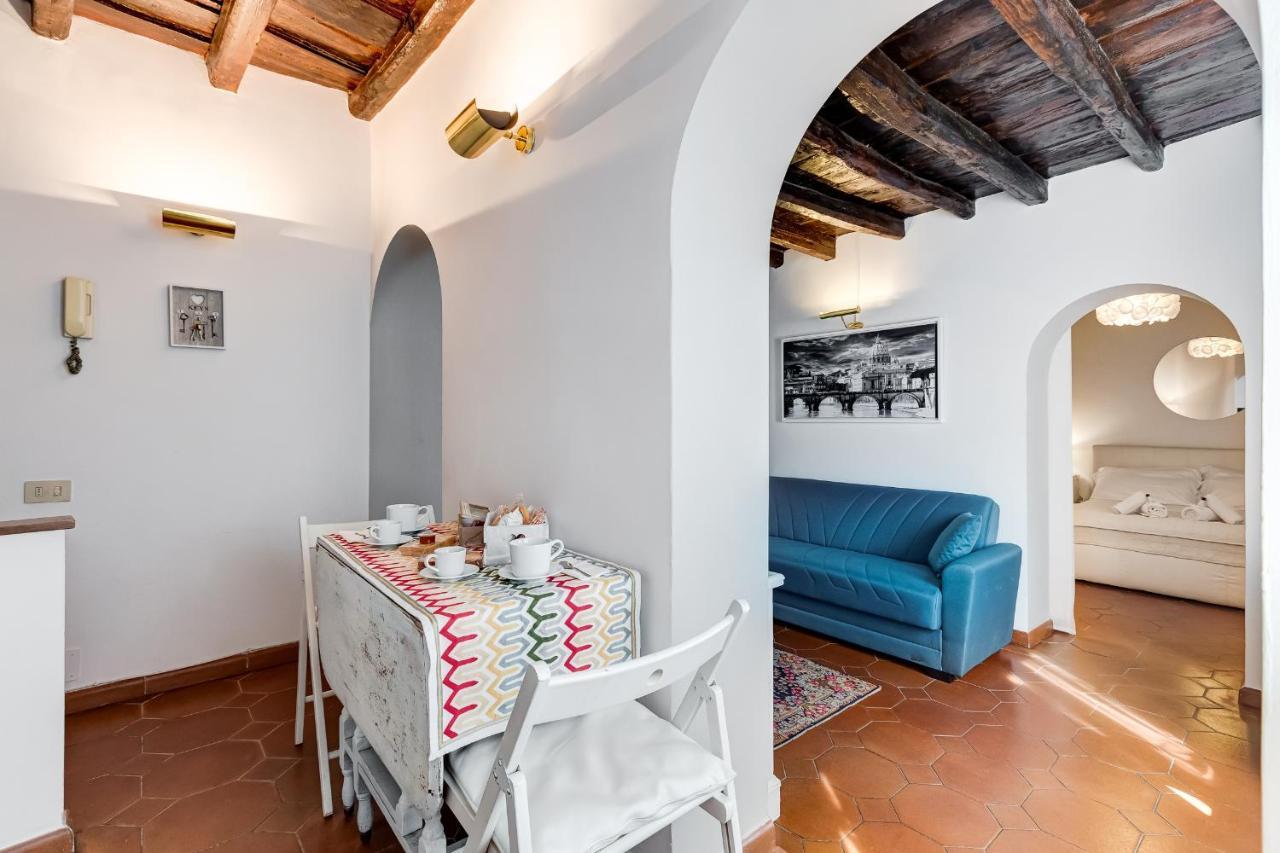 White Coronari Apartment Rome