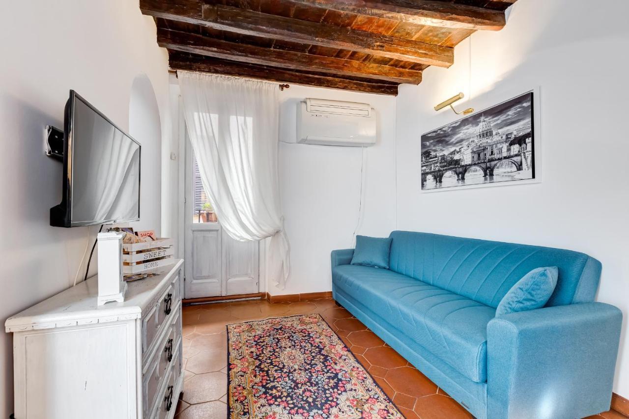White Coronari Apartment *
